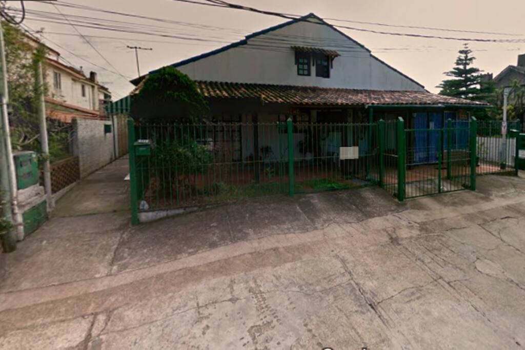 Entrada al pasillo del complejo
(street view)