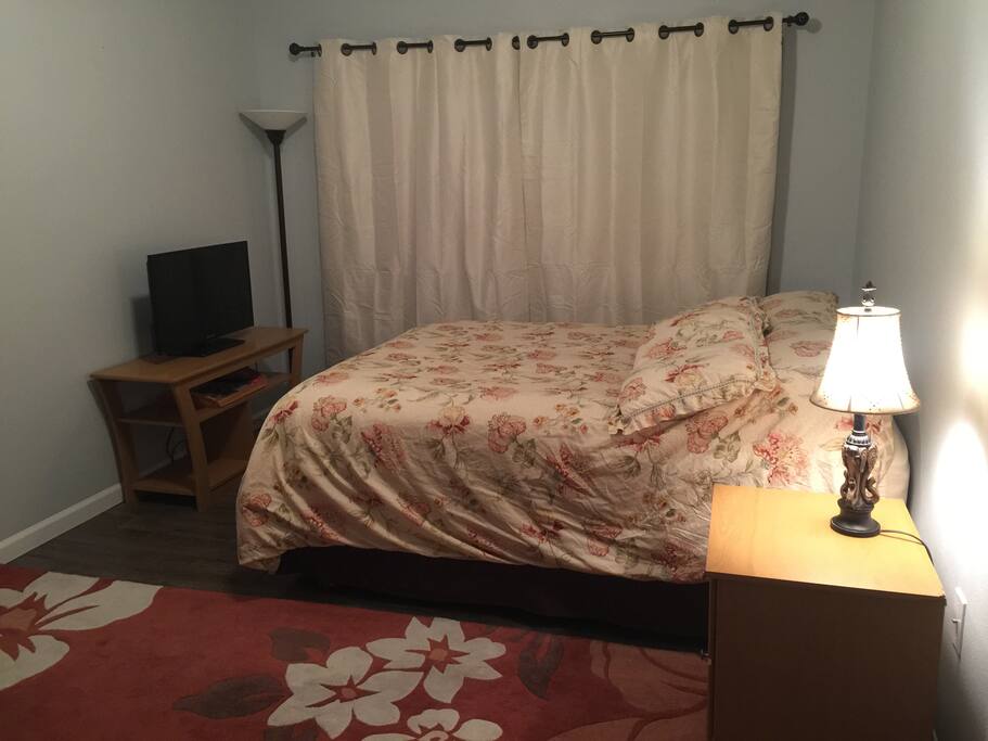 Guest room
Queen size bed
Blackout curtains
TV/DVD