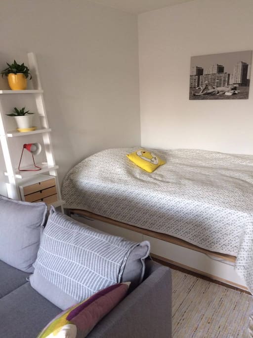 Bed (width 140 cm) in an alcove