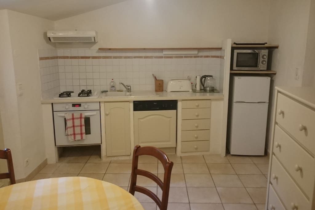 Guests' private kitchen and dining area. Cuisine privé des hôtes avec coin à manger.
