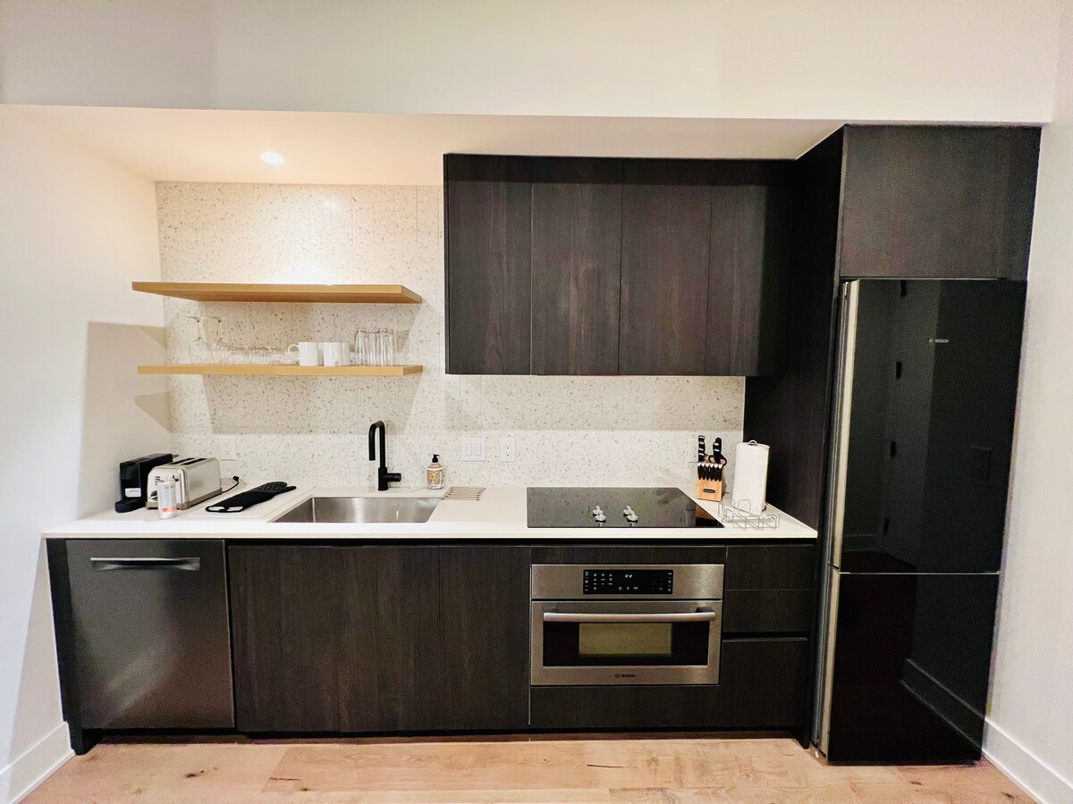 Lovely Condo-Rooftop pool, steps from Rainey St