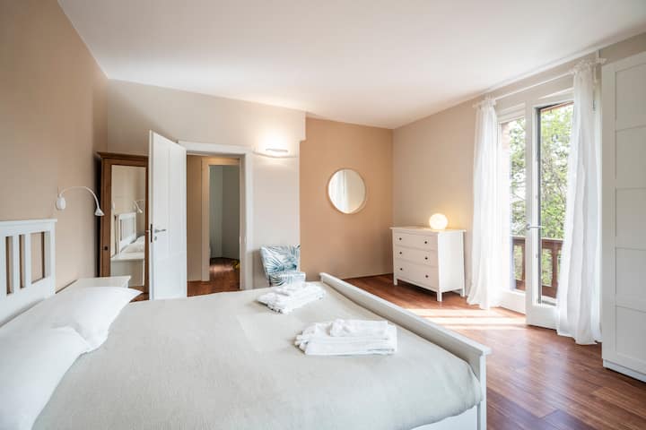 Chambre double avec balcon et vue sur le lac