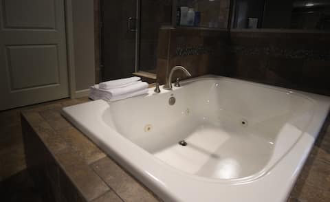 Amazing Place -spa tub and fireplace in room