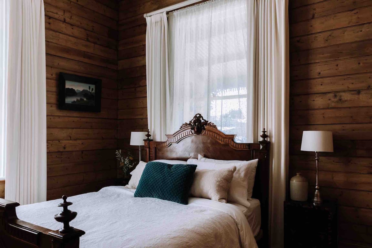 ห้องนอนขนาดควีนไซส์ที่สองชั้นล่าง