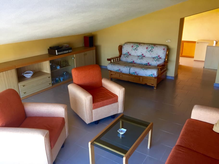 Das Wohnzimmer mit einen fantastischen Blick aufs Meer ( inkl. Bettsofa )