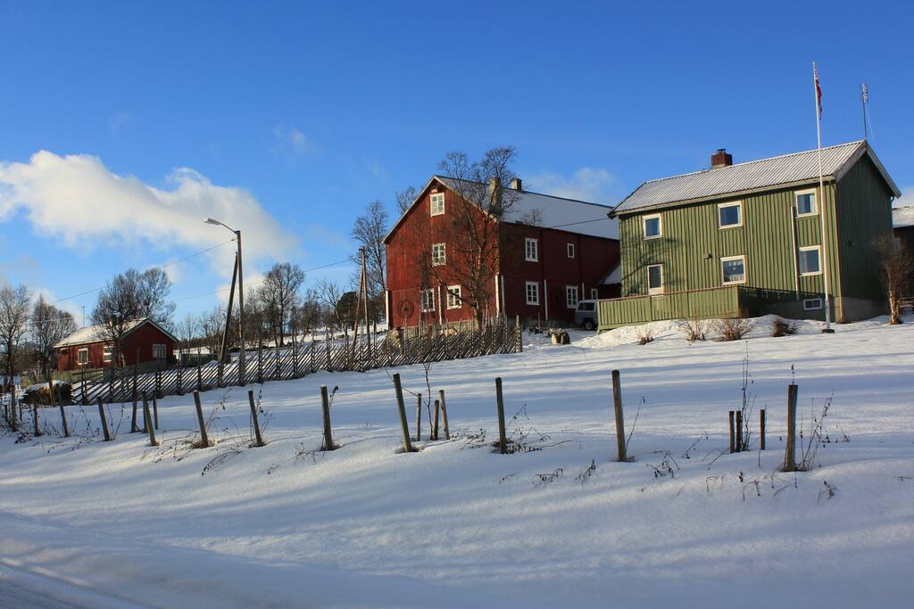 Karistua, fjøset og Gamle våningshuset sett fra Nerskogsveien.