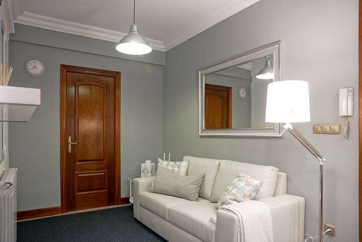 Amplio apartamento en Gros con parking privado gallery image 2