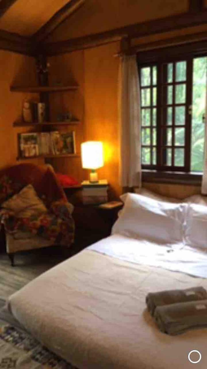 cama de casal com futon no chalé