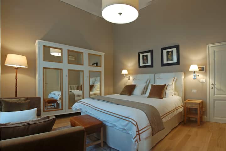 THE VILLINO FIORENTINO, MASTER DELUXE KING ROOM.
Our little gem, and well-situated B&B offers modern amenities including free private parking, daily copious breakfast, and a warm and elegant cozy atmosphere.