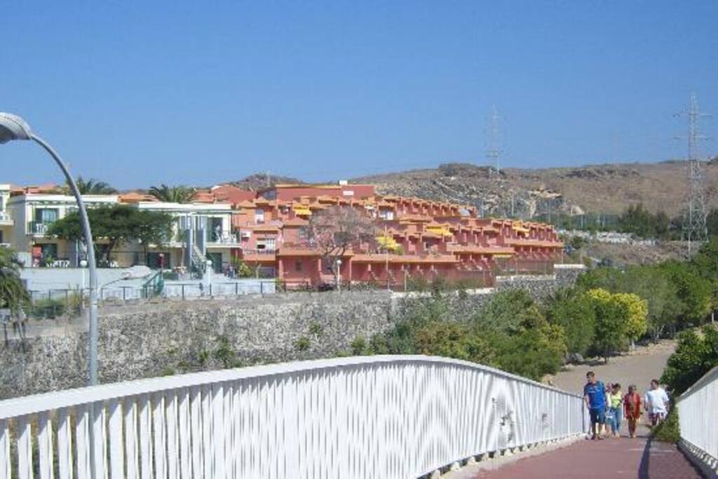 A tan solo 50 metros del apartamento existe un puente que conecta con la playa