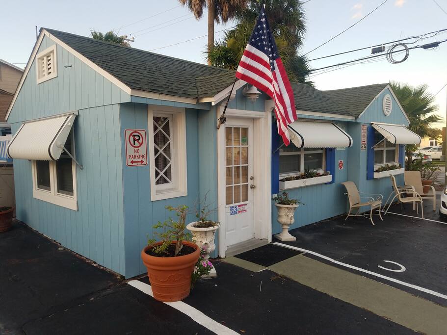 Blue Corner Cottage, historic beach house