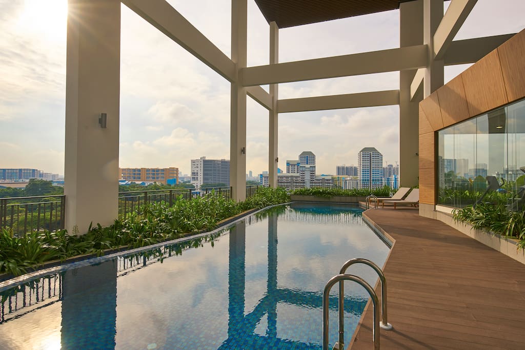 Facilities to help you recharge- pool, gym & tennis courts -Swimming Pool
Located on level 7, our pool offers you a quiet respite after a day's work.