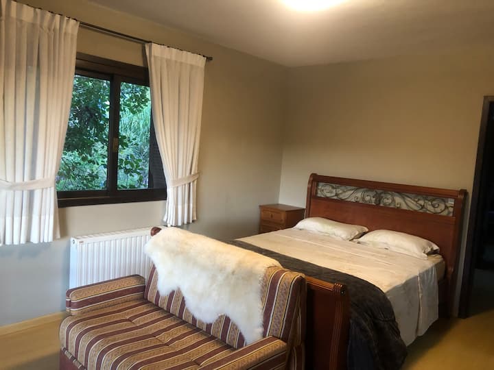 Suite 4 - andar bora. Kitanda cha malkia cha Casal na kitanda cha sofa