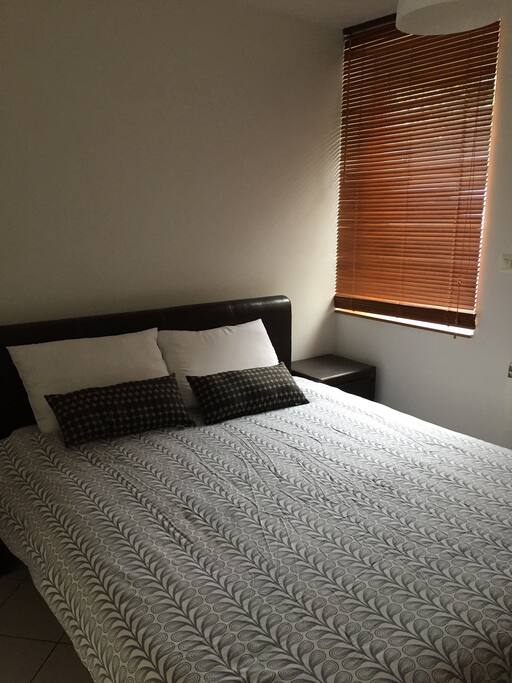 Spacious room king size bed / lit de 160 cm
