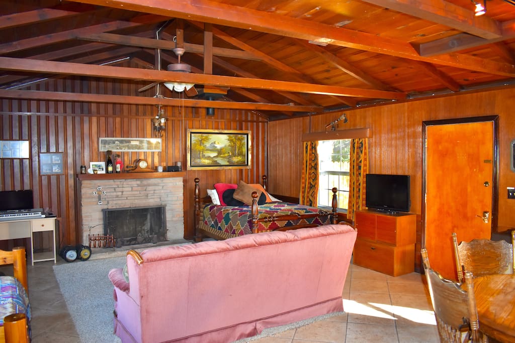 Queen bed, twin bed, tv, office desk, and dining table.