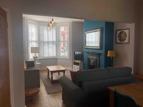 Popular Airbnb listing: Gloucester Rd 2 mins away - Fab, trendy house in Bishopston And Ashley Down