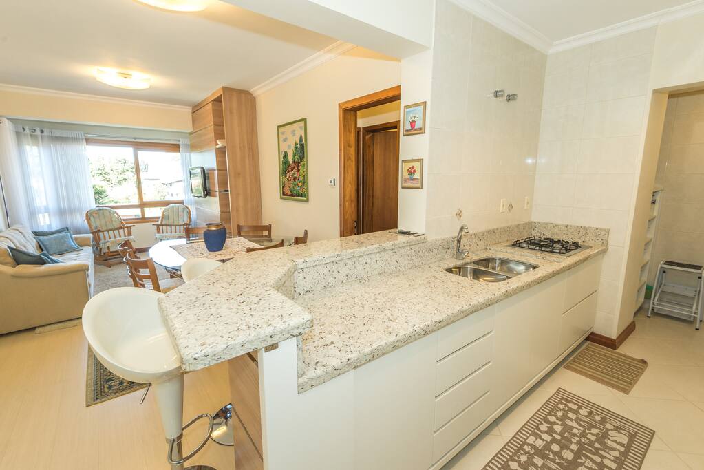 Sala com cozinha americana completa