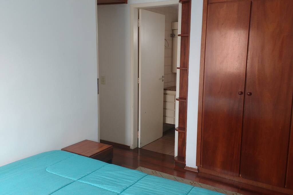 Suíte. Cama de casal. Banheiro privativo.