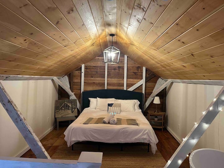 Lit king size dans le loft