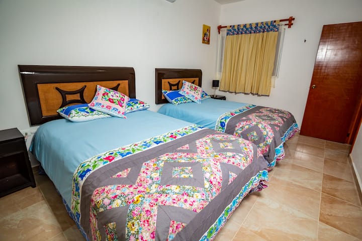 Първата от стаите има две двойни легла, които ще ви осигурят най - добрия комфорт. Леглата имат памучни чаршафи. Стаята има и климатик.