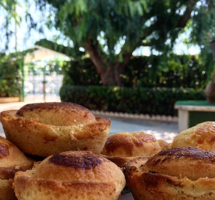Colazione in giardino con dei pasticciotti...non c'è nulla di meglio!