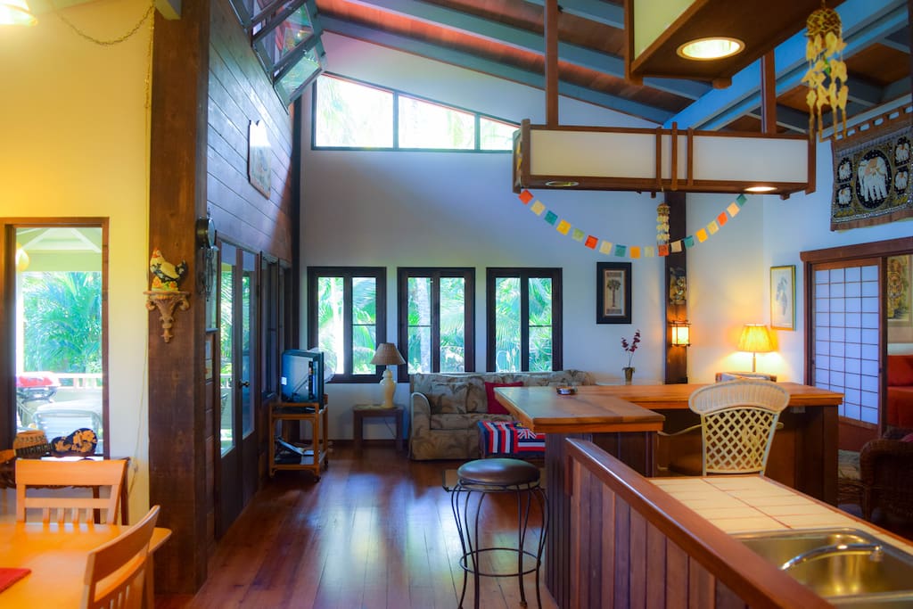 Kapoho View has a tropical Asian theme and an ocean view. The famous tidepools are a 5 minute drive