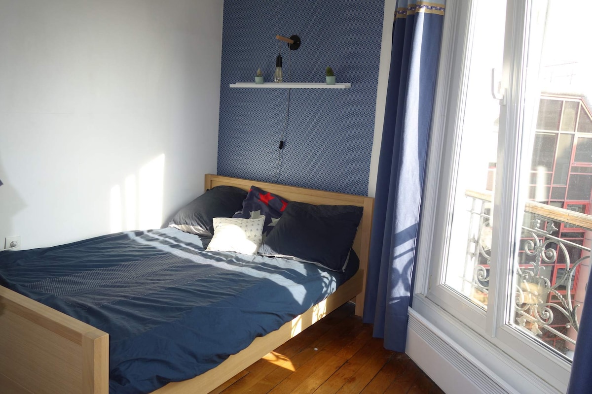 Posteľ 140 x 200, malý stôl, šatník