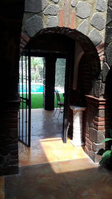 La vista a la piscina desde el interior de la casa