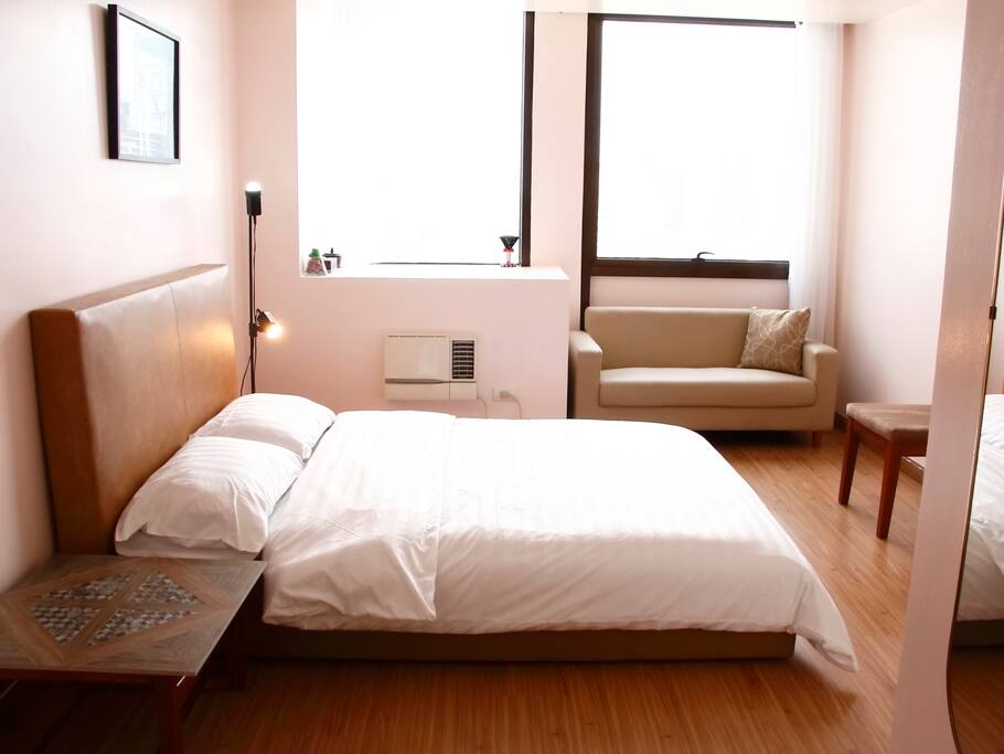 Bed room with queen bed and reading nook