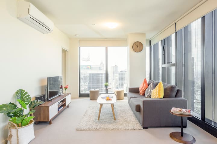 Sunny, Modern Apartment with Cityscape Views