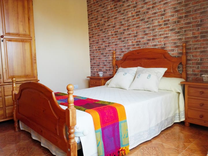 Habitación con ventana en tejado
