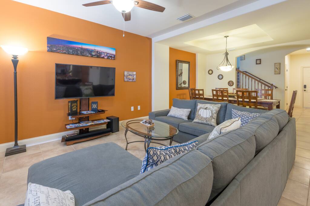 Living room
With 55 inch smart tv with Netflix ready