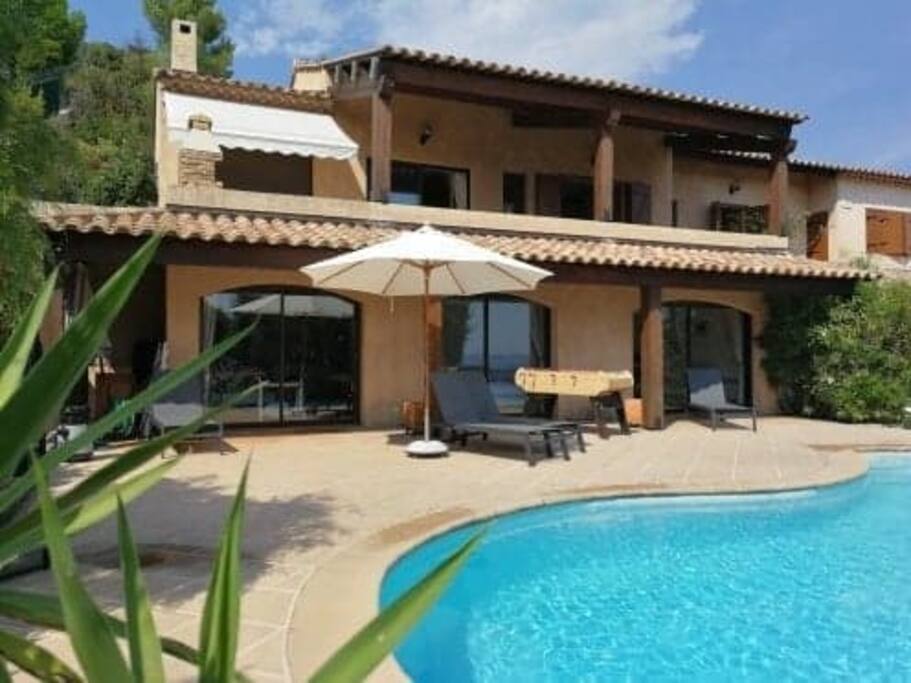 Vue d'ensemble sur la villa.