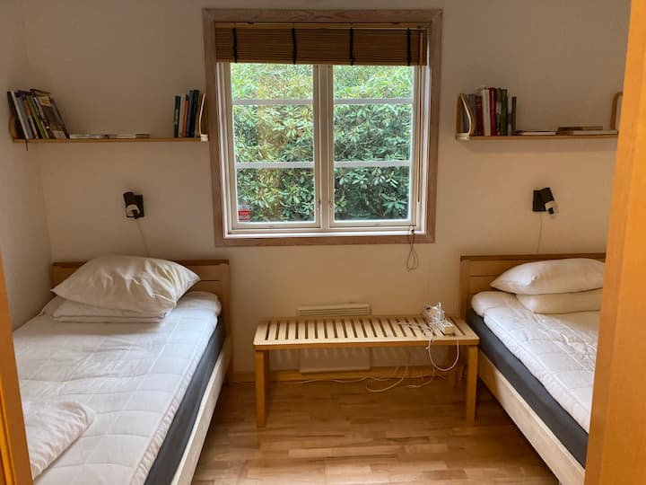 El dormitorio con dos camas. El colchón de aire grueso y el bebé de viaje están disponibles para pedir prestado si es necesario. 