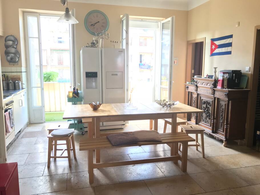 salle à manger donnant sur balcon, double vitrage, cafetière électrique moulin à grain, réfrigérateur américain