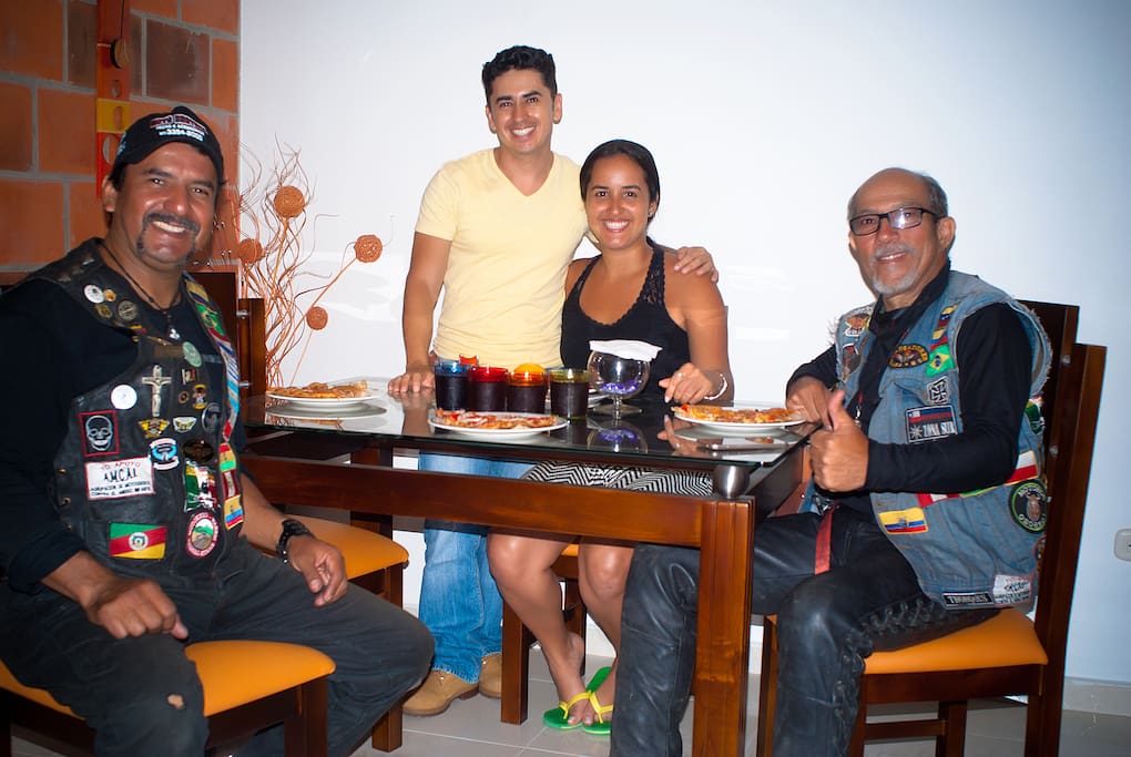 Compartiendo con 2 viajeros venezolanos que están regresando después de recorrer Suramérica