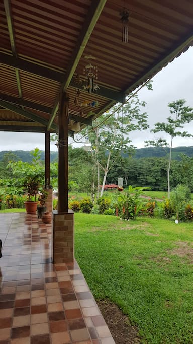 Tiene jardines de flores y más de 50 tipos de árboles frutales.