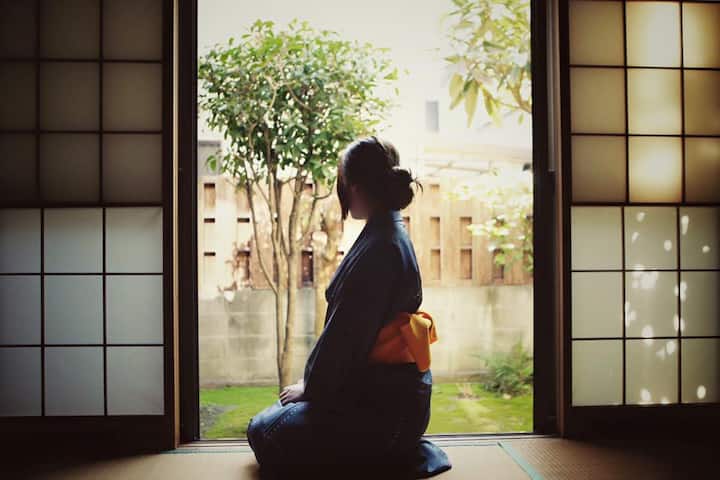 Სტუმრის მოთხოვნით შეგვიძლია უზრუნველვყოთ კიმონო უსასყიდლოდ გადასაღებად.