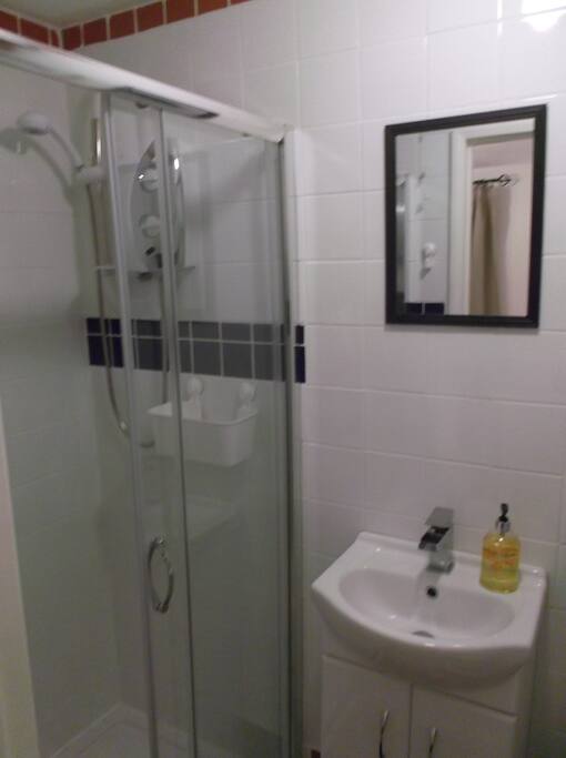 En suite shower