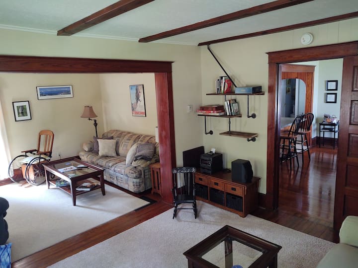 Მისაღები ოთახი დივნით/კაბინით. Აკეთებს დედოფლის საწოლს, რომელიც აგებულია საჰაერო მატრასით.