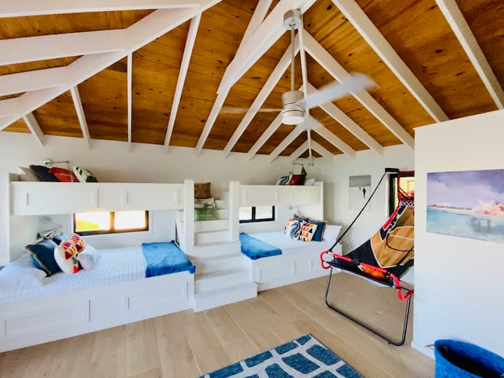 Детски апартамент в къща на дърво (спалня №4 - спи 6) 2 единични легла над двуетажни легла