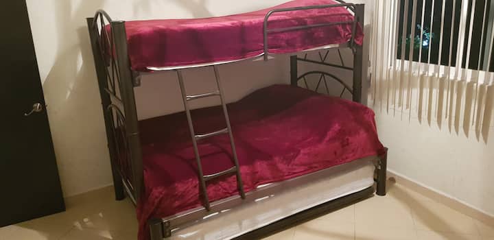 חדר שינה שלישי עם מיטת קומתיים עם 3 מיטות ומדרגות תומכות למיטת יחיד (למעלה).