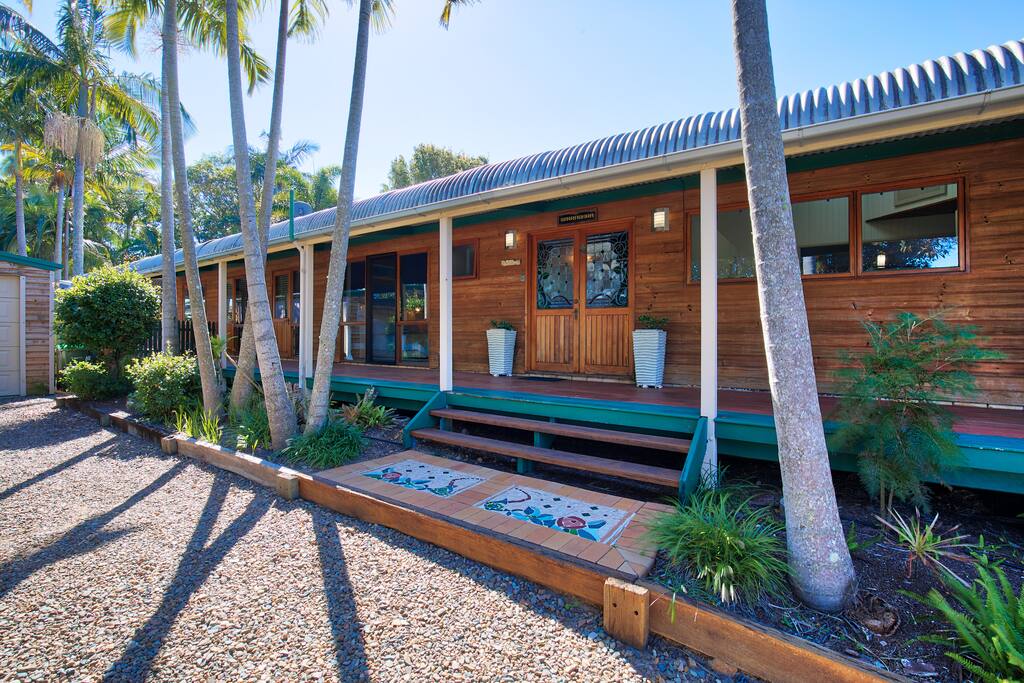 This Beach house is located in an elevated position & features a wrap around veranda, perfect to catch the sweeping ocean breezes