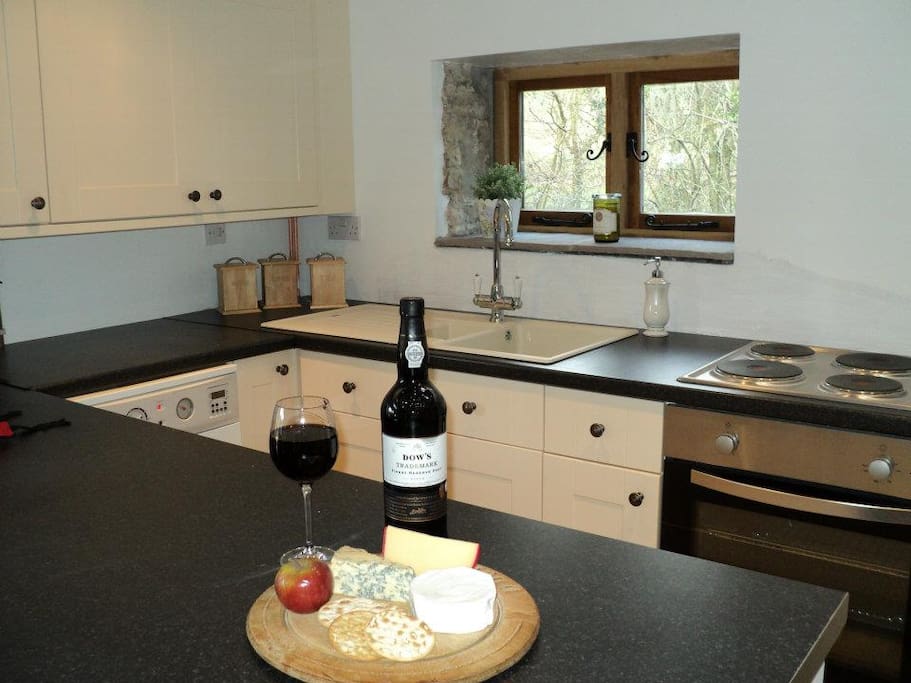 Well equipped kitchen and breakfast bar