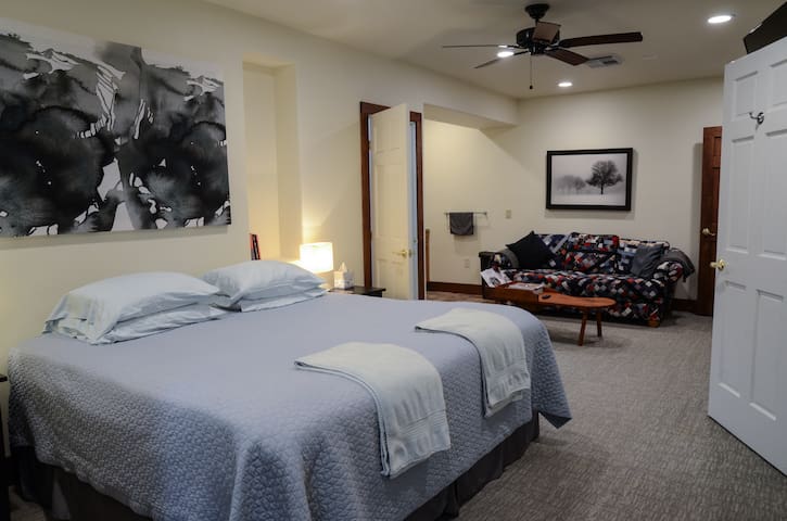 Strawbale House Private suite near CCF, CWRU, UH.