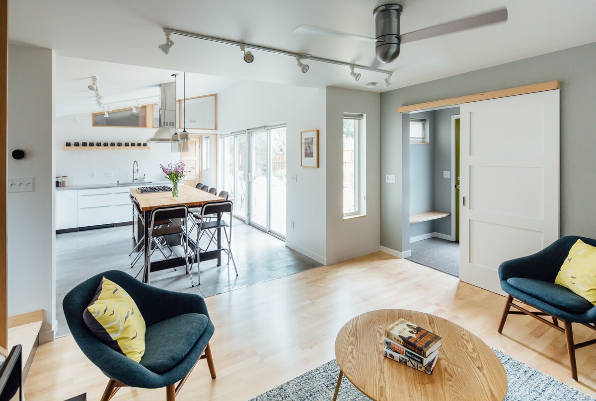 Jedáleň s vestibulom/vchodom vpravo a chodba do kúpeľne/práčovne na konci kuchynského priestoru.