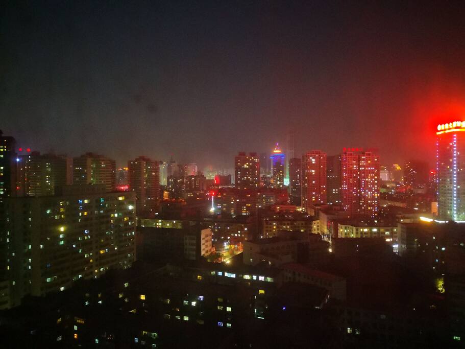 俯瞰窗外夜色,万家灯火