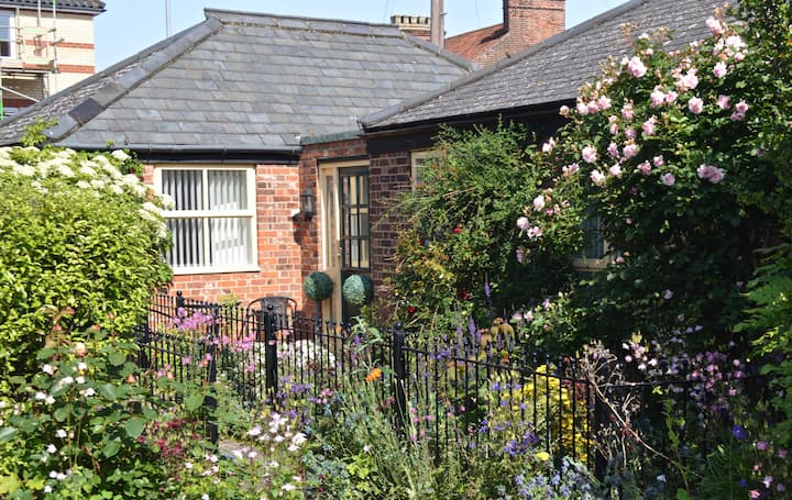 Cockle Cottage - Stylish Norfolk seaside cottage