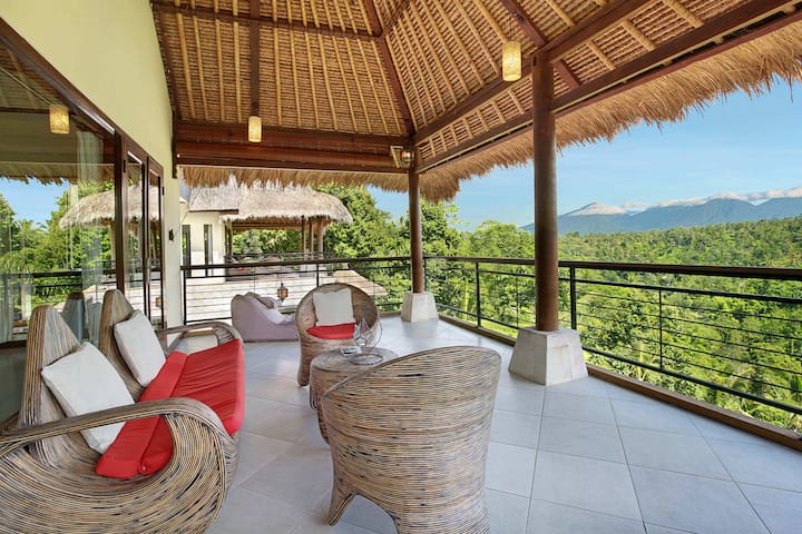 Je kunt uren doorbrengen op de twee zeer grote balkons. Een geweldige plek om te loungen met familie en vrienden.