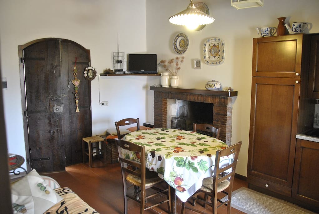 Soggiorno con angolo cottura, camino,televisione, divano letto e vista panoramica